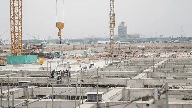 Construcción del nuevo terminal del aeropuerto internacional de Lima donde se ven los aisladores sísmicos a nivel de la fundación