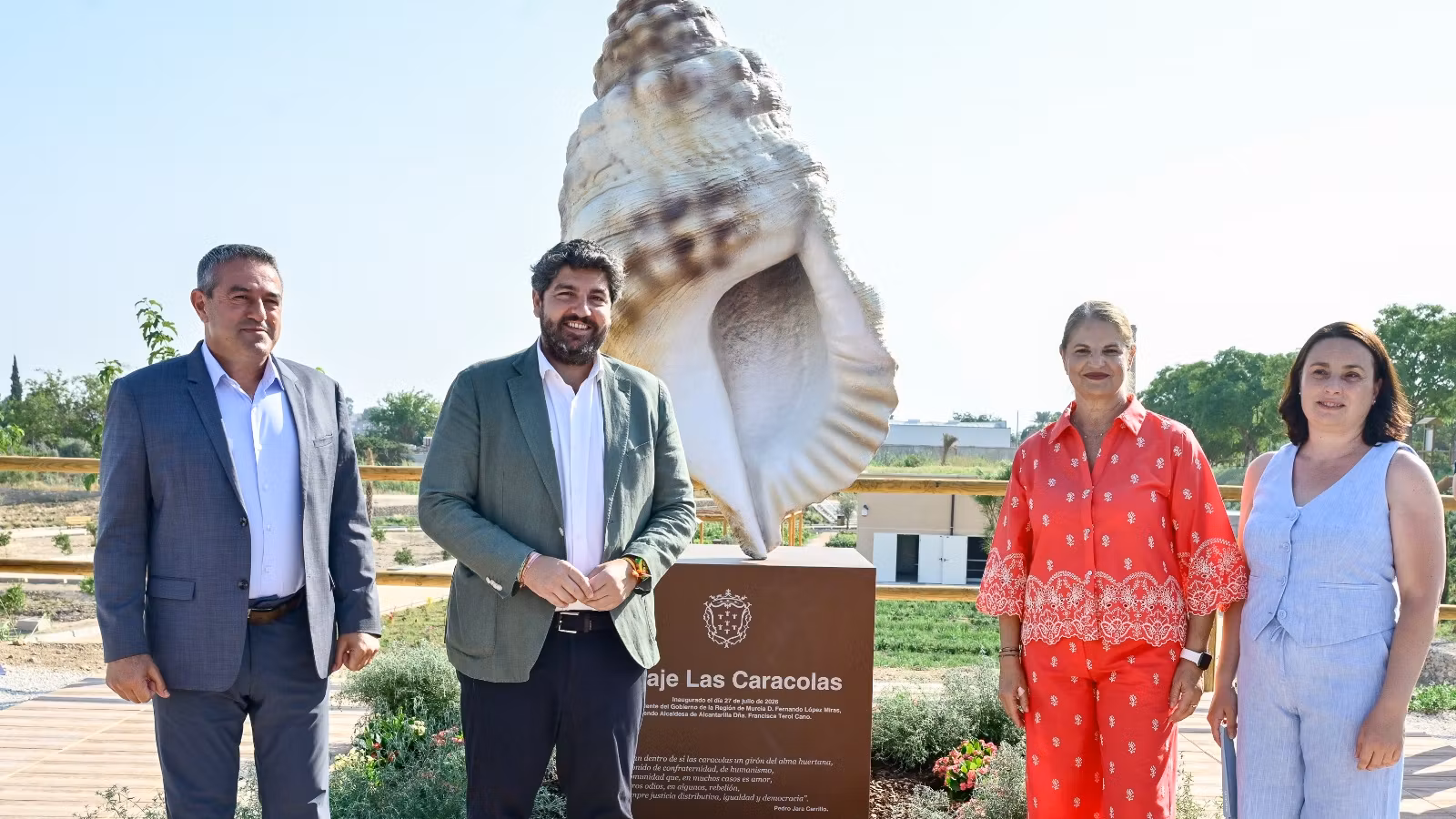 El presidente de la Región de Murcia, Fernando López Miras (2i), este lunes, inaugurando una infraestructura hidráulica en Alcantarilla.