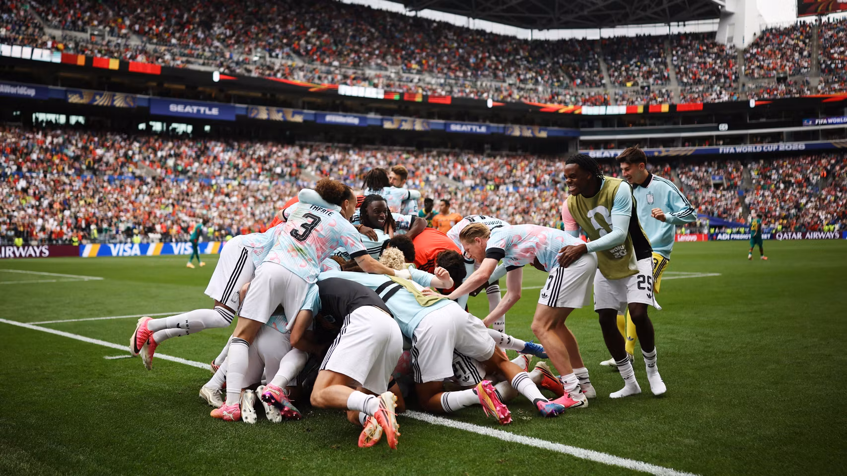 Los jugadores de Bélgica celebran su gol en la prórroga ante Senegal.