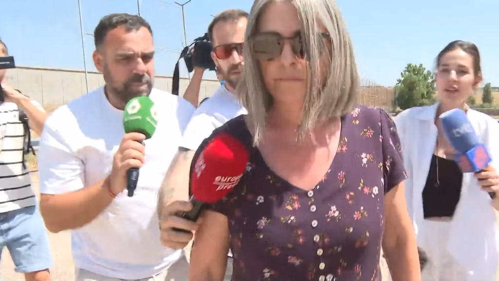 Paqui Muñoz, durante su primera visita a su marido en Soto del Real el 4 de julio de 2025.