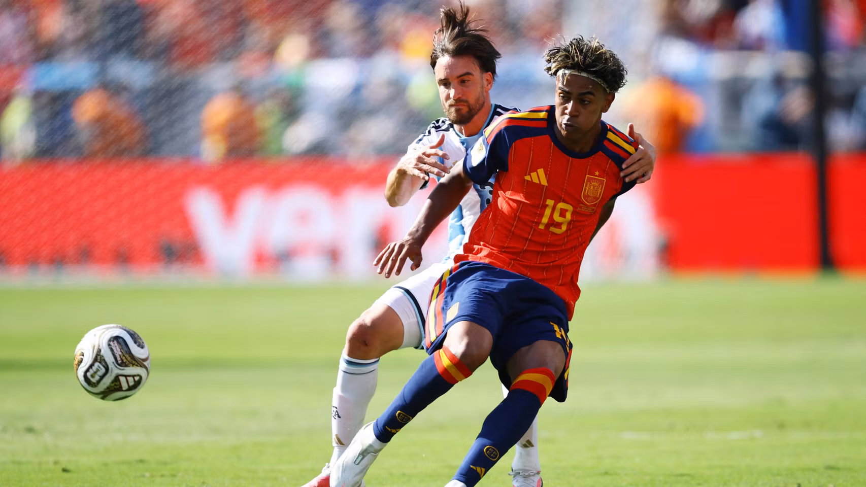 Lamine, encimado por Tagliafico.