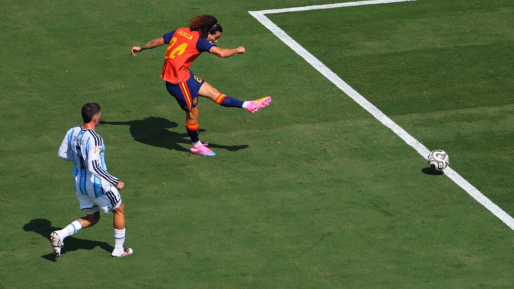 Cucurella dispara en la última acción de la primera parte.