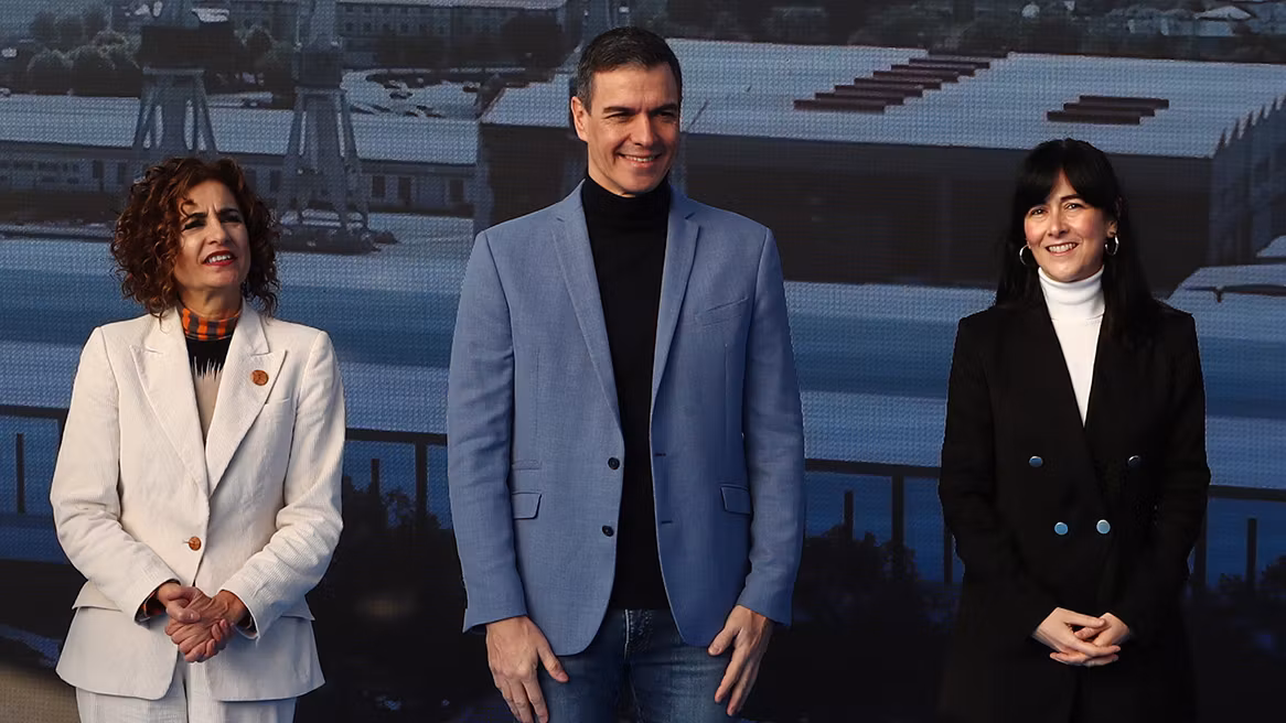 Visita de Pedro Sánchez a las instalaciones del astillero de Navantia junto a Belén Gualda (d), hoy presidenta de la Sepi imputada, y María Jesús Montero, entonces ministra de Hacienda.