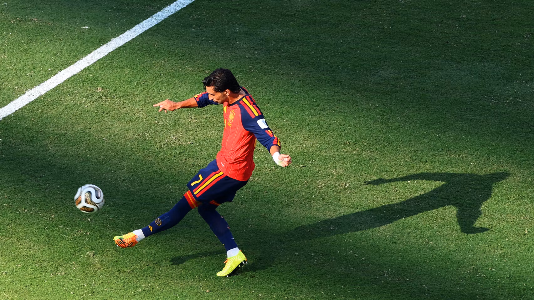 Ferran Torres ejecuta el disparo del gol.