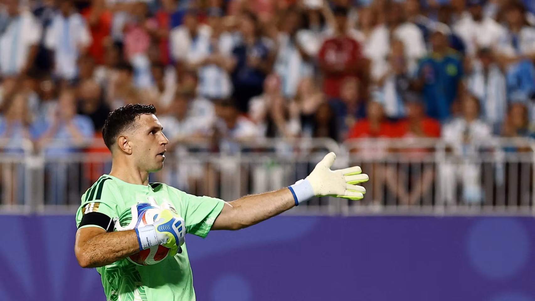 Dibu Martínez, durante un partido de Argentina.