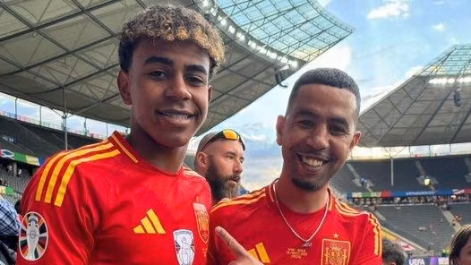 Lamine Yamal y su padre, Mounir Nasraoui, posan juntos con la camiseta de la selección española.