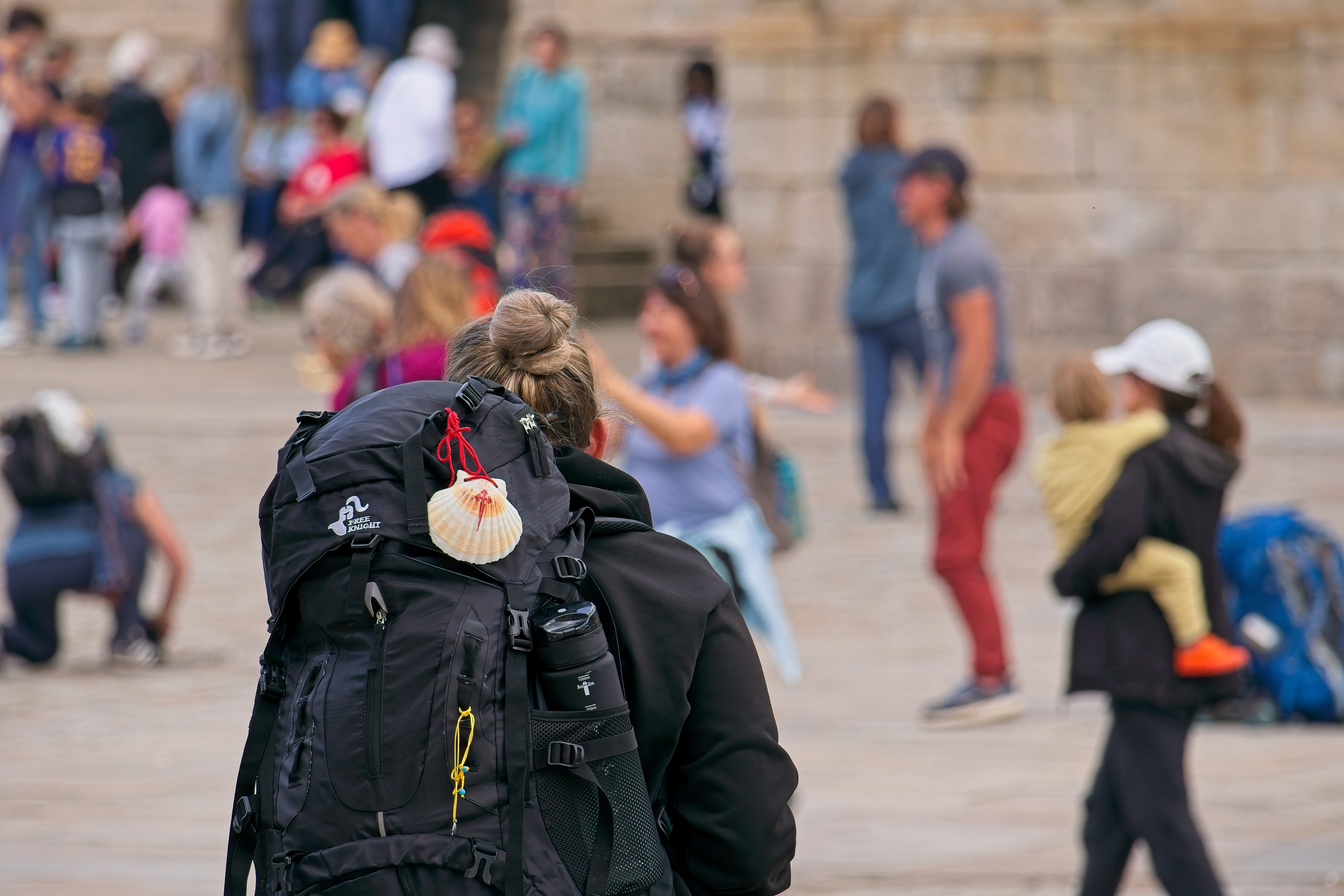 Foto: Una peregrina en su llegada a Santiago de Compostela (iStock)