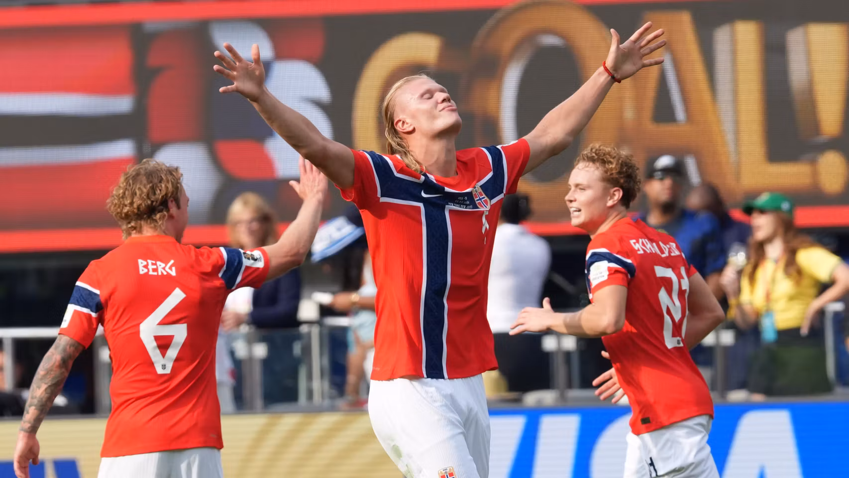 Haaland celebra uno de los goles marcados ante Brasil.