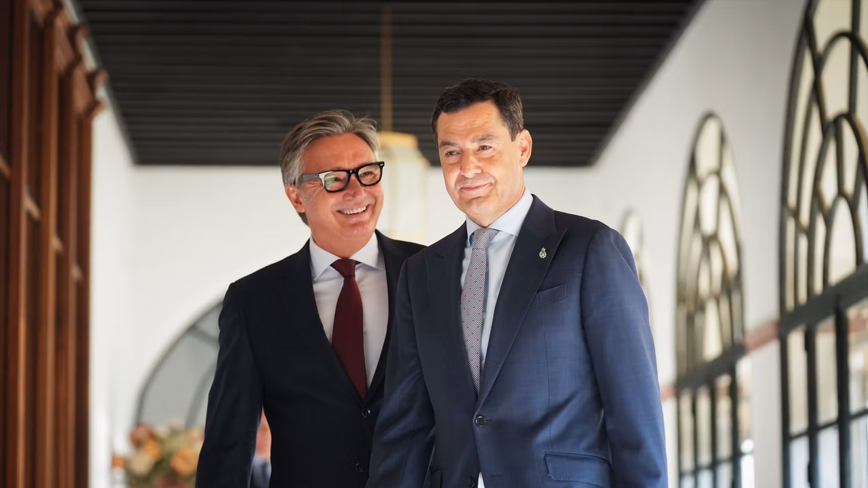 El presidente de la Junta de Andalucía, Juanma Moreno, junto al futuro vicepresidente, Manuel Gavira, antes de firmar el acuerdo de investidura.