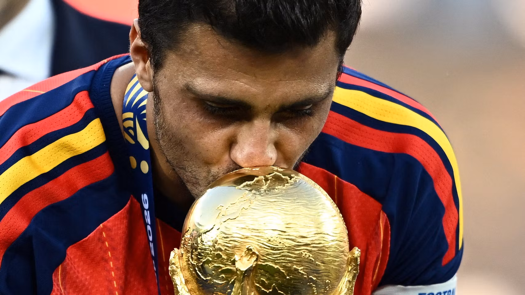 Rodri besa la Copa del Mundo tras la victoria de España ante Argentina.
