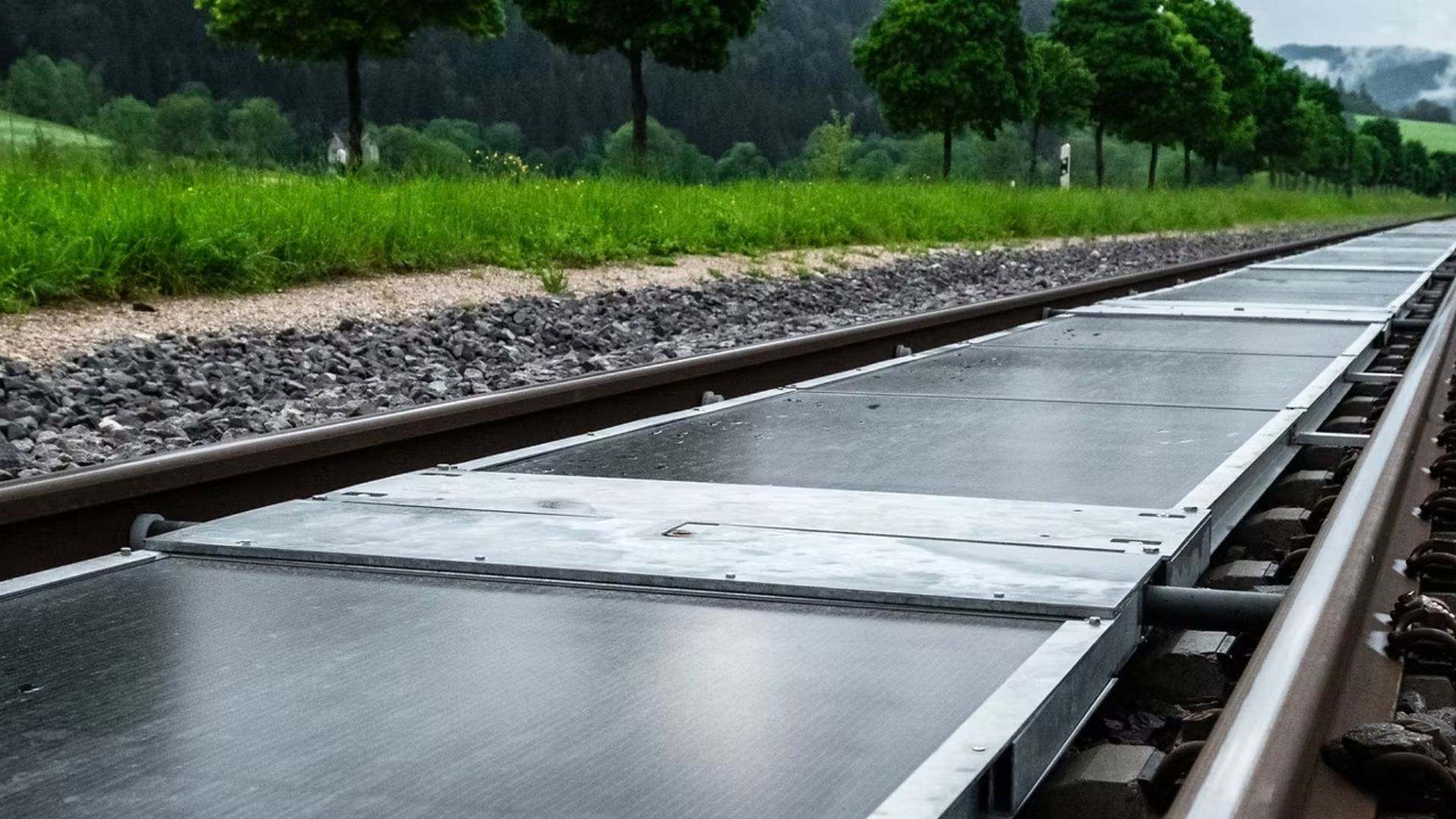 Hace un año Suiza instalo la primera planta solar ferroviaria del mundo: funciona tan bien que el resto del mundo quiere copiarla