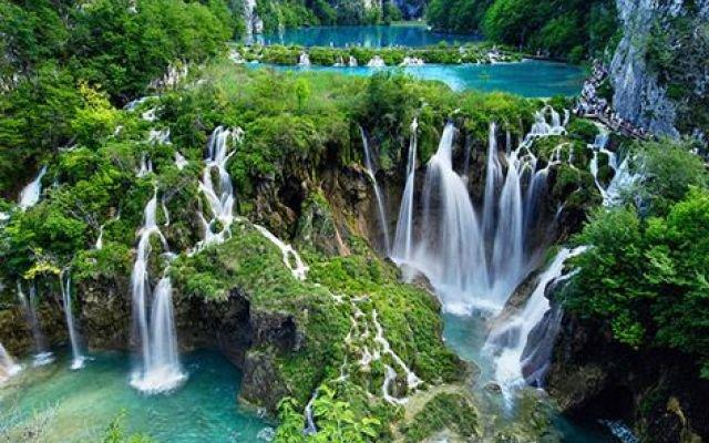 Parque Nacional de los Lagos de Plitvice (Lika, Croacia). Este enclave natural es el más visitado y conocido por los amantes del aire libre en Croacia. Hayas, abetos y pinos se mezclan con unas aguas verdeazuladas que, no se equivoquen, no son fruto del Photoshop aunque parezca mentira (Flickr/Viaggio Routard)