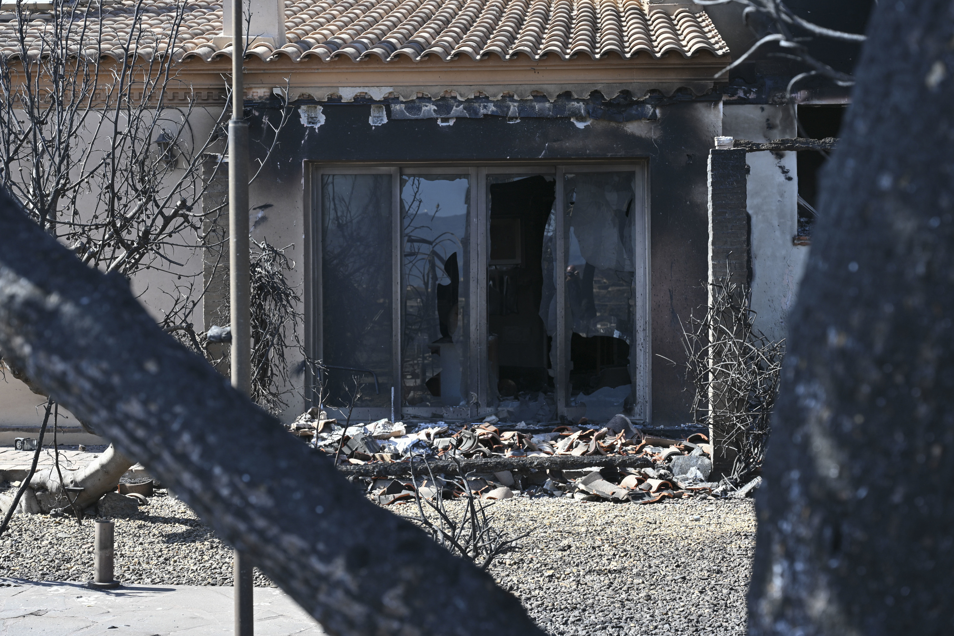 Una vivienda afectada por el incendio este lunes, en Bédar (Almería).