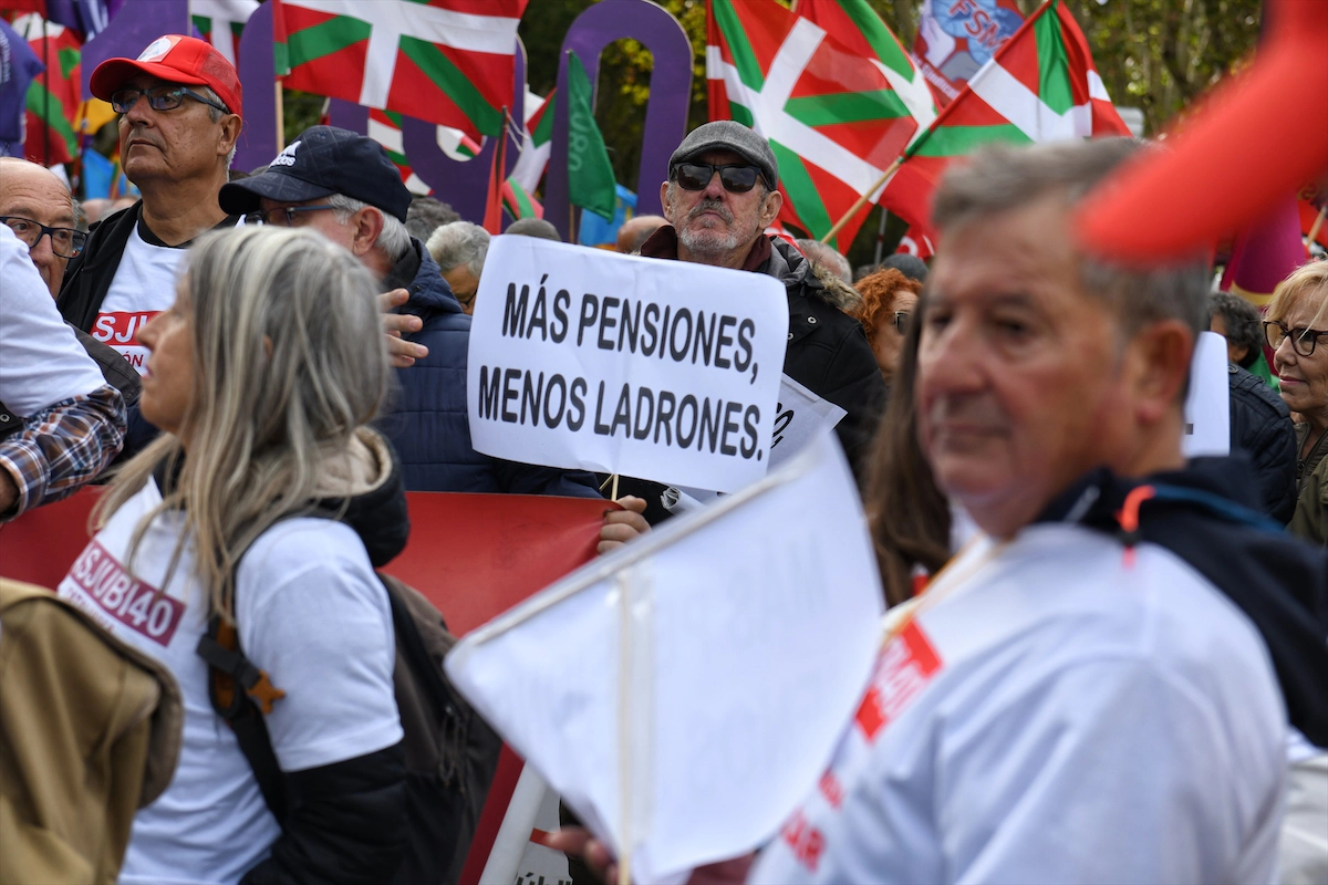 Decenas de personas portan carteles y banderas durante una concentración de pensionistas en Madrid. Fernando Sánchez / Europa Press