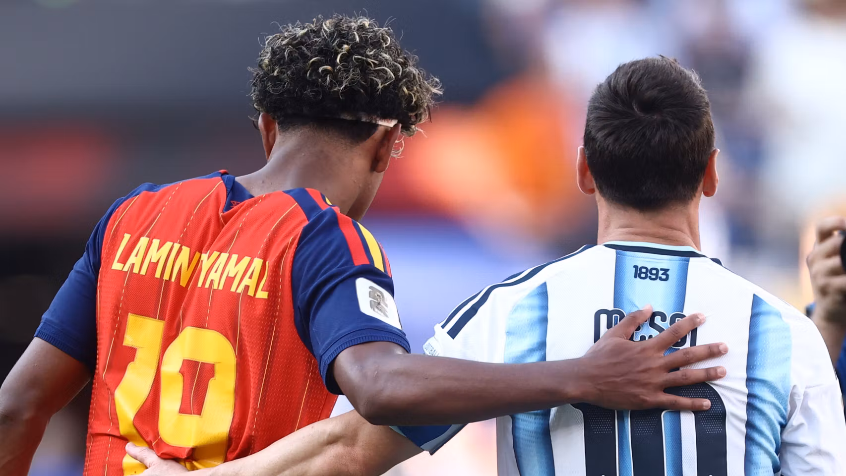 Lamine Yamal consolando a Messi tras la final del Mundial.