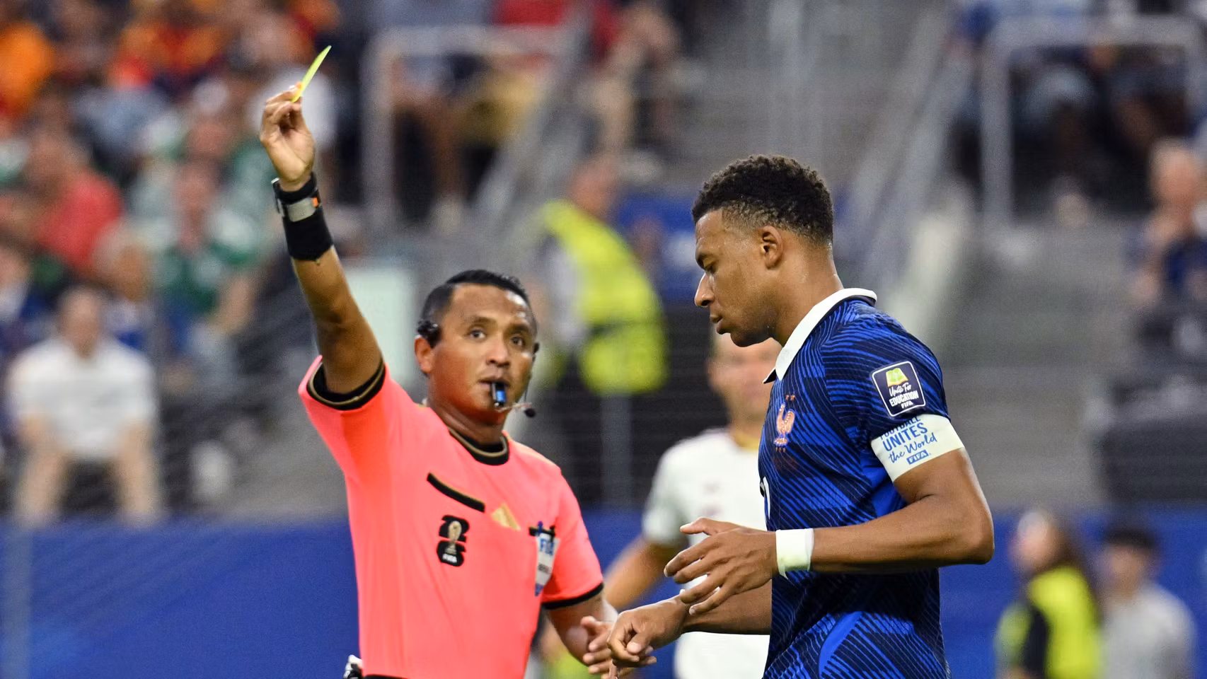 El árbitro Ivan Barton muestra tarjeta amarilla a Kylian Mbappé en el Francia - España.