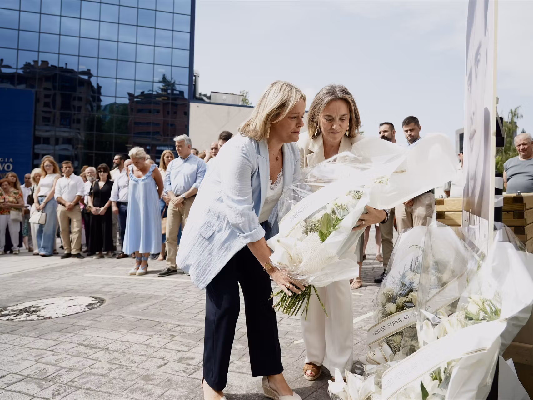 Mari Mar Blanco y Cuca Gamarra depositan un ramo de flores ante el monolito que recuerda a las víctimas del terrorismo, este domingo en Ermua (Vizcaya).