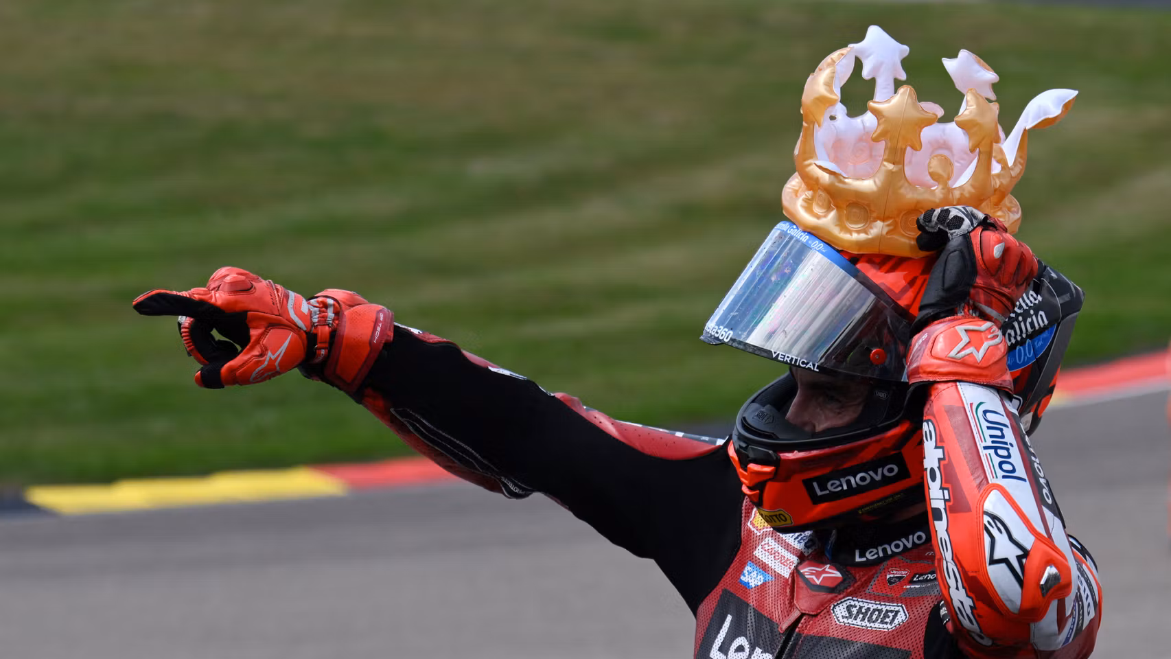 Marc Márquez celebra con una corona su victoria en el circuito alemán de Sachsenring.