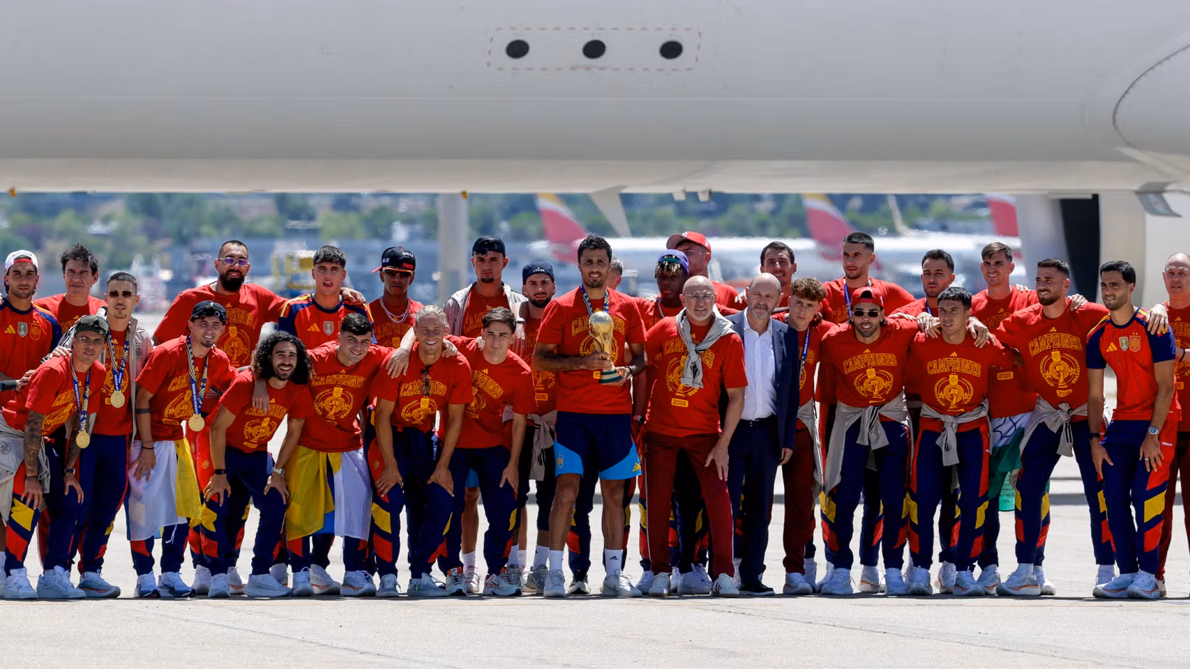 Los jugadores de la Selección tras aterrizar en Barajas. 