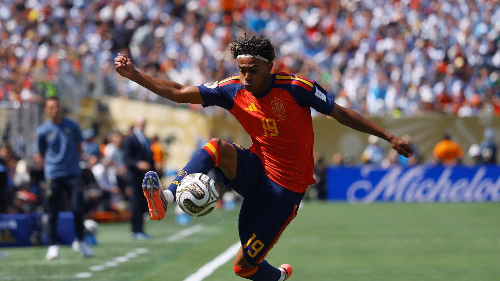 Lamine Yamal en acción.