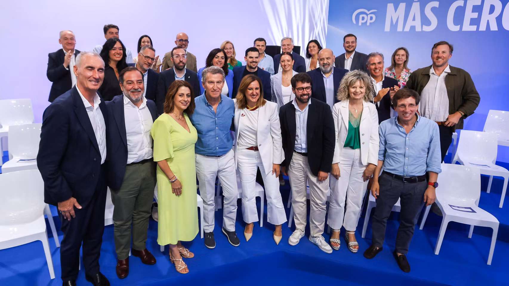 Alberto Núñez Feijóo, este sábado en Santiago de Compostela, rodeado por los candidatos del PP a las capitales de provincia.