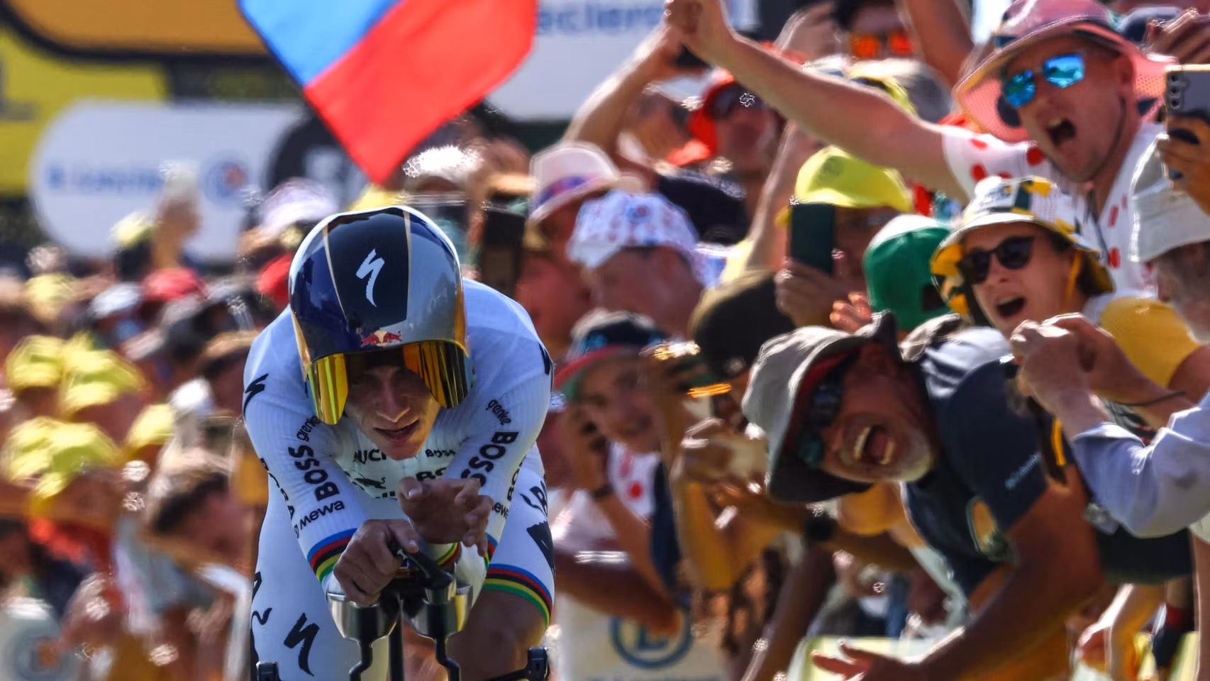 Remco Evenepoel llega a la meta.
