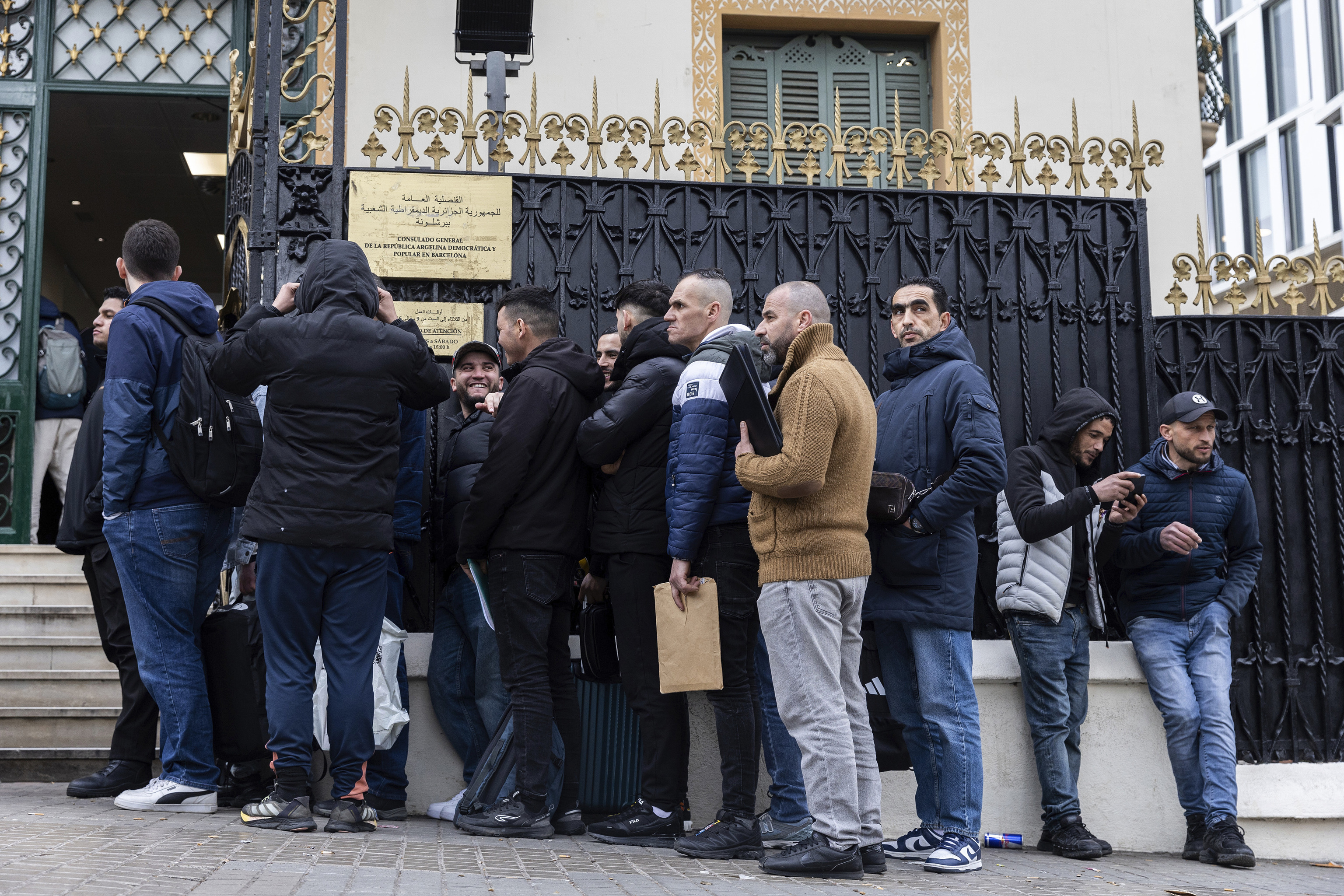 Argelinos haciendo cola frente al Consulado General de Argelia en Barcelona por la nueva regularización del Gobierno para extranjeros que viven en España