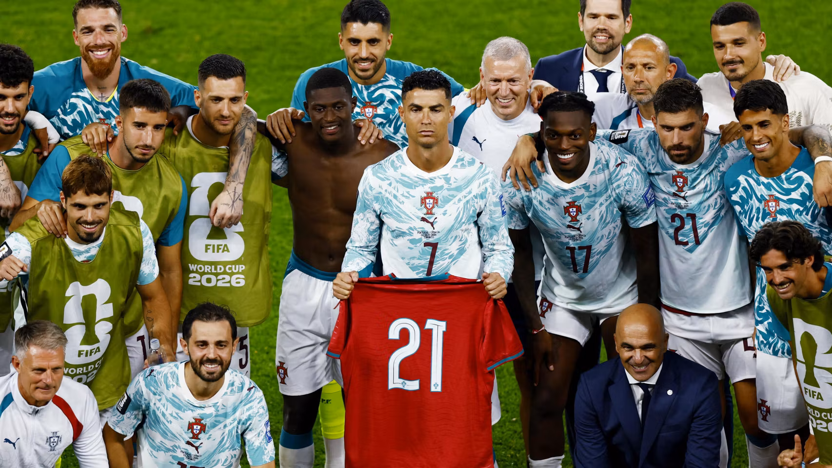 Los jugadores de Portugal posan con una camiseta de Diogo Jota. 