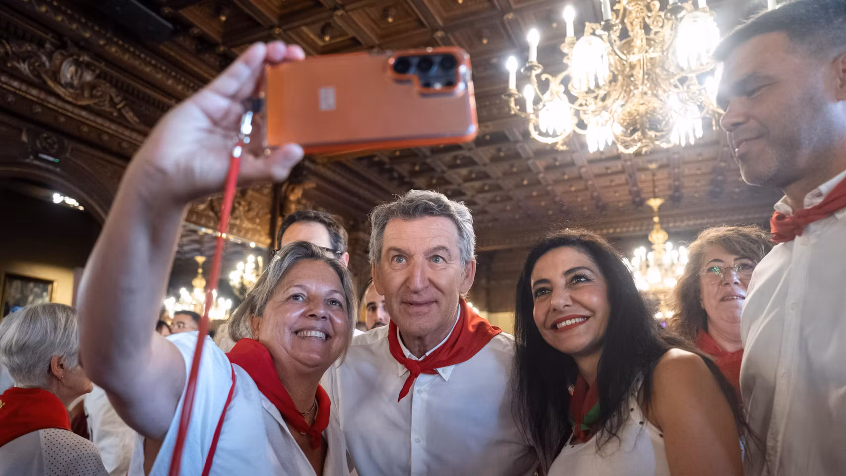 Feijóo, haciéndose un selfi, en el baile de la alpargata, durante su visita a San Fermín.