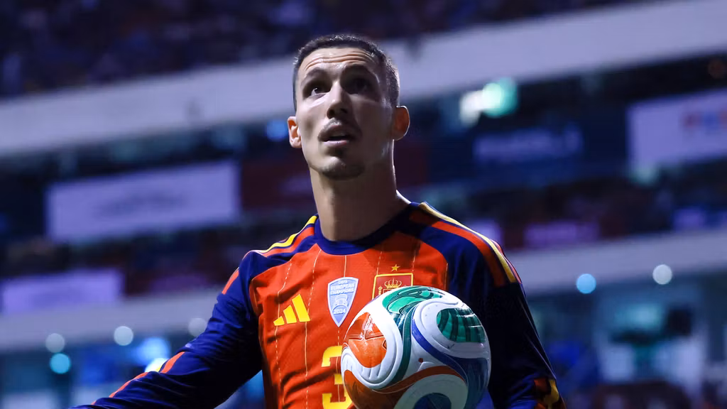 Grimaldo, durante un partido con España.