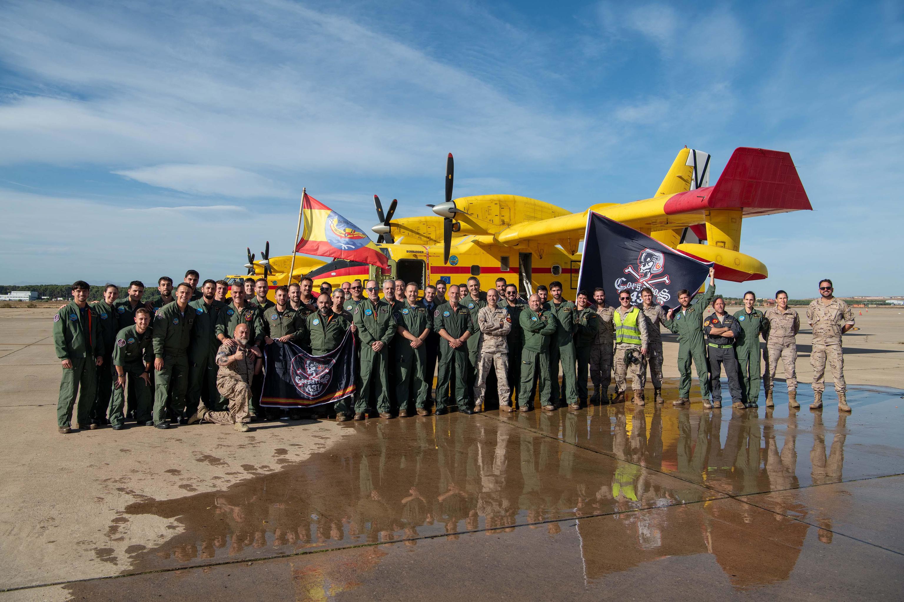 Parte del 43 Grupo del Ejército del Aire posa ante uno de los Bombardier.