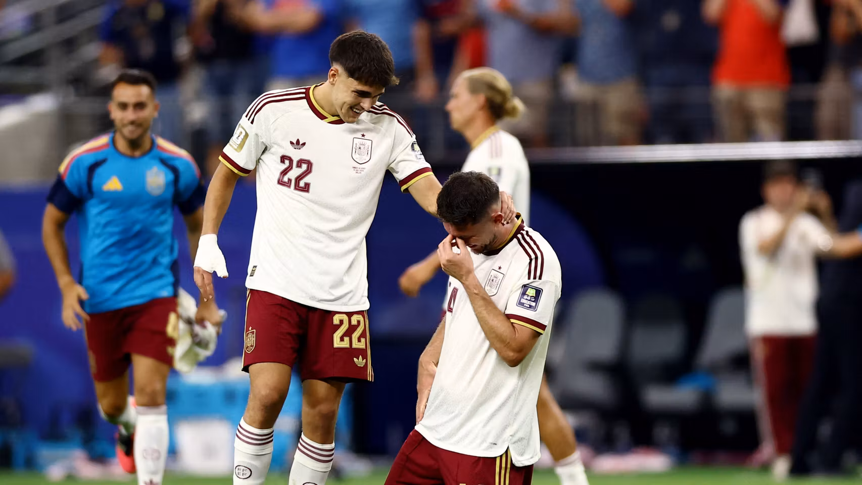 Cubarsí y Laporte celebran el pase a la final del Mundial.