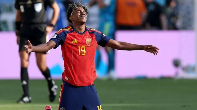 Yamal celebra el título tras el pitido final del árbitro.