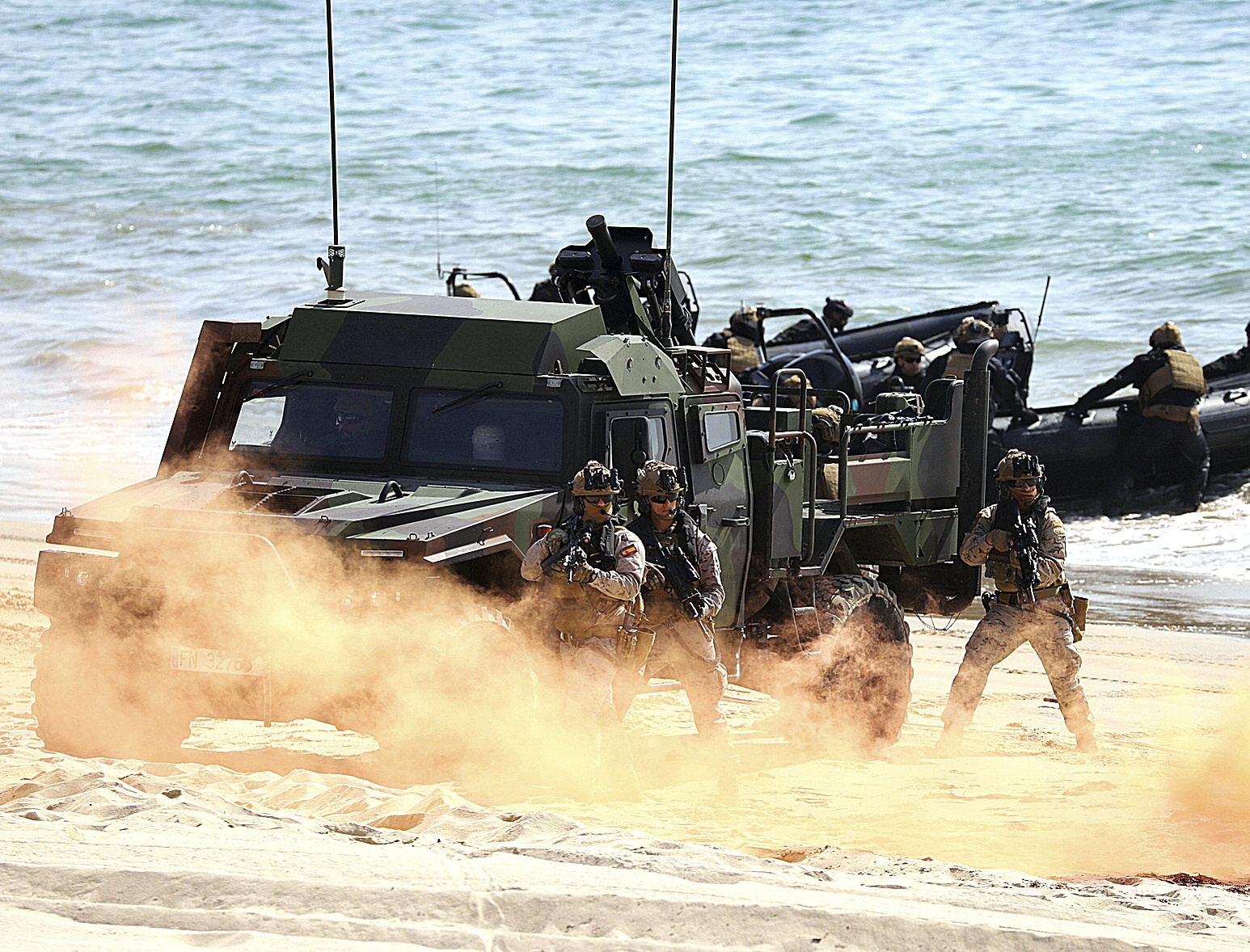 Militares españoles participan en unas maniobras para el entrenamiento de las tropas.