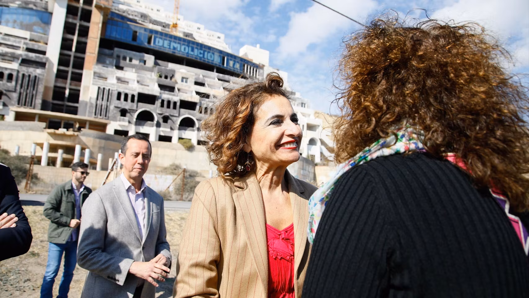 María Jesús Montero en El Algarrobico en febrero de 2025, cuando prometió demolerlo en cinco meses 