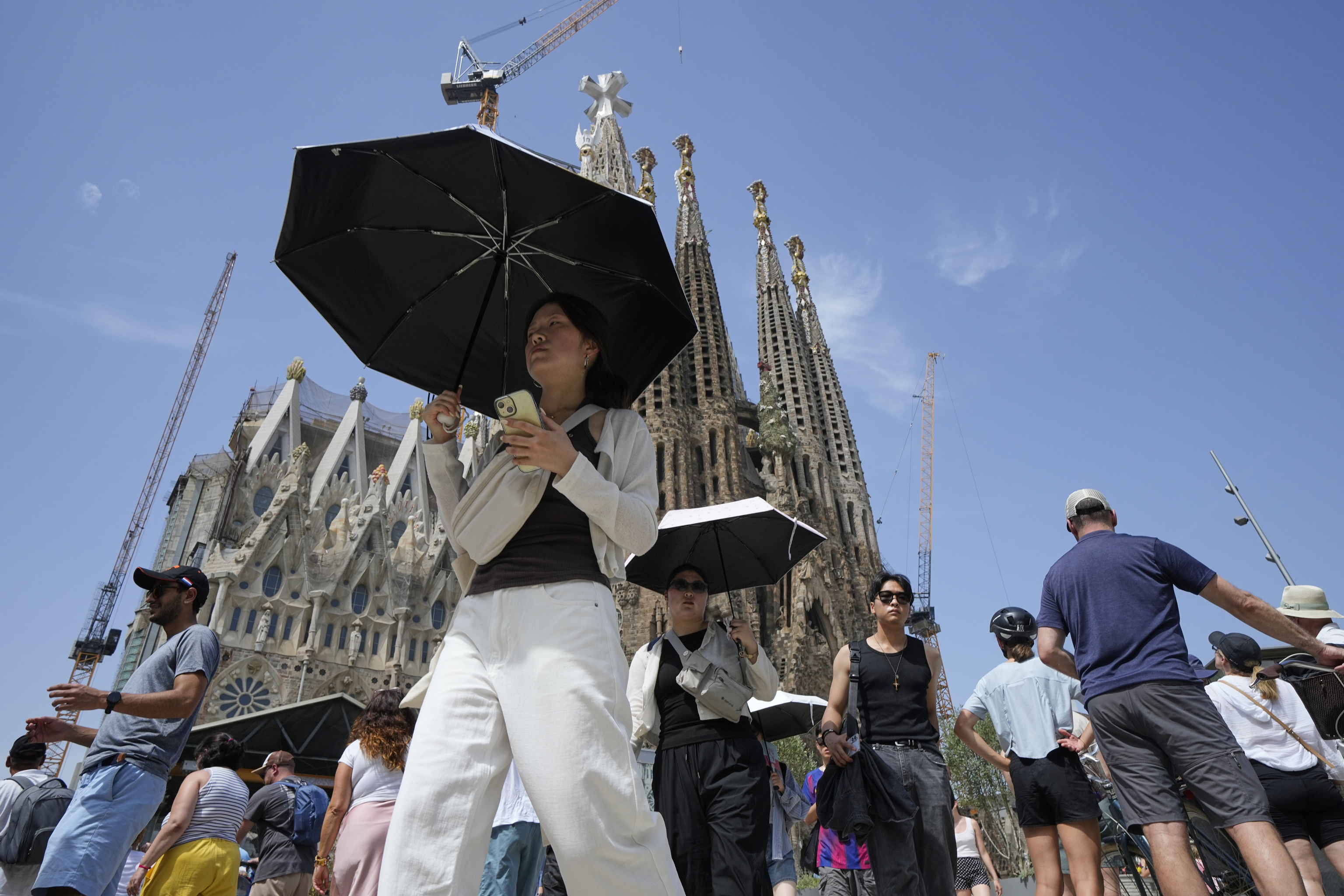 Una turista asiática pasea por el centro de Barcelona.