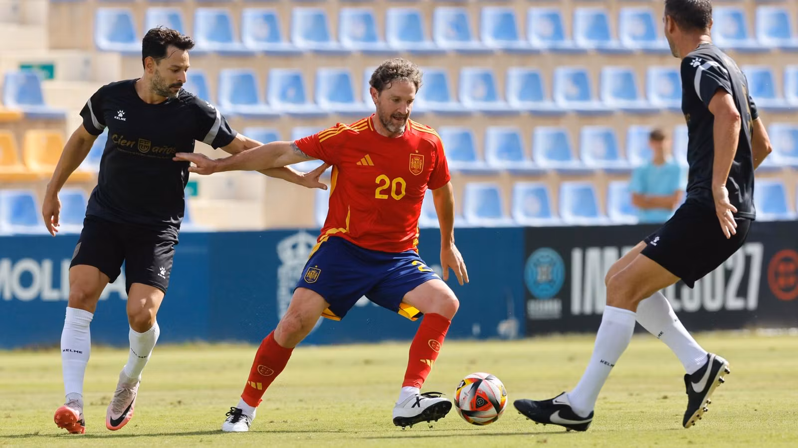 Mista, exinternacional con España y exdelantero del Valencia, en un partido.