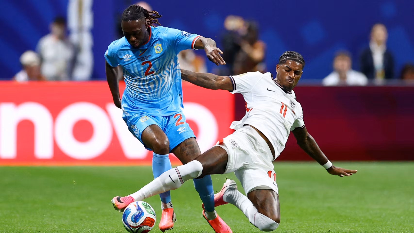 Marcus Rashford de Inglaterra en acción con Aaron Wan Bissaka