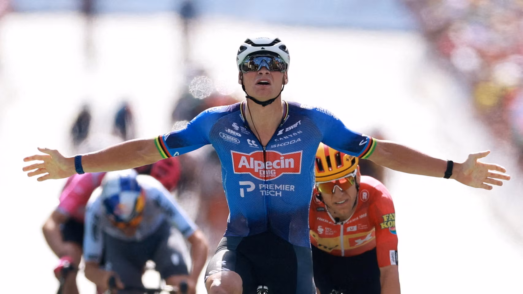 Mathieu Van der Poel celebra su victoria en la novena etapa del Tour de Francia.
