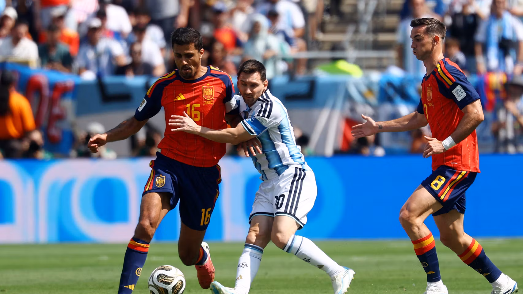 Rodri Hernández peleando la posesión con Messi.