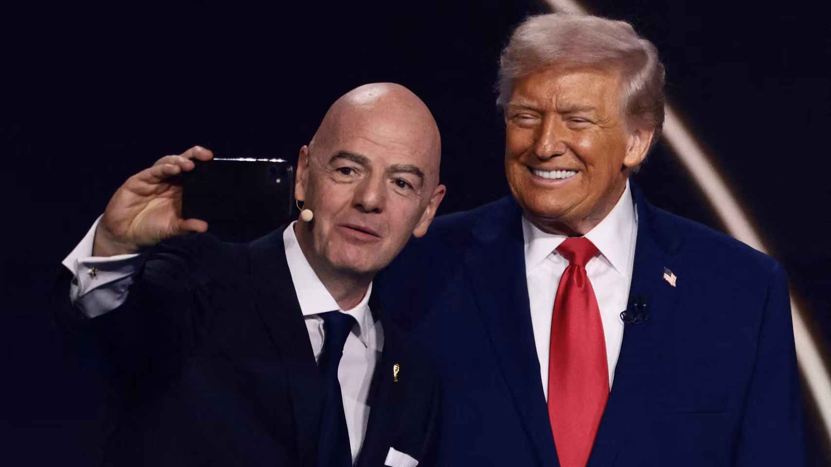 El presidente de la FIFA, Gianni Infantino, y el presidente de los Estados Unidos, Donald Trump, posan para una selfie durante el sorteo de la Copa Mundial de la FIFA 2026.