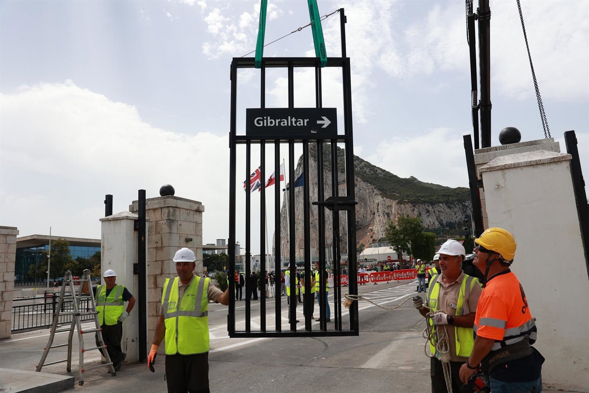 Operarios trabajando en la retirada de la Verja de Gibraltar (Rocío Ruz / Europa Press)