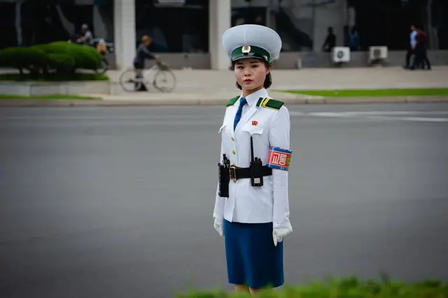 Una mujer uniformada en una plaza de Pyongyang.