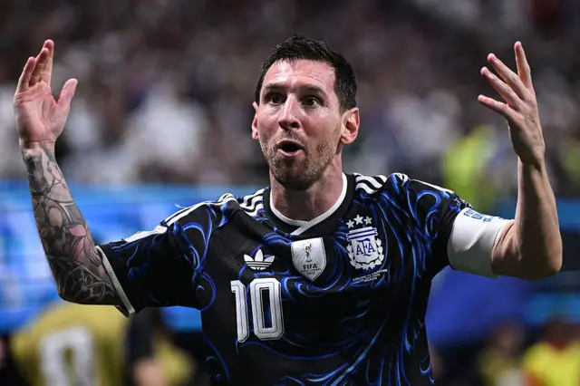 Lionel Messi vestido de azul.