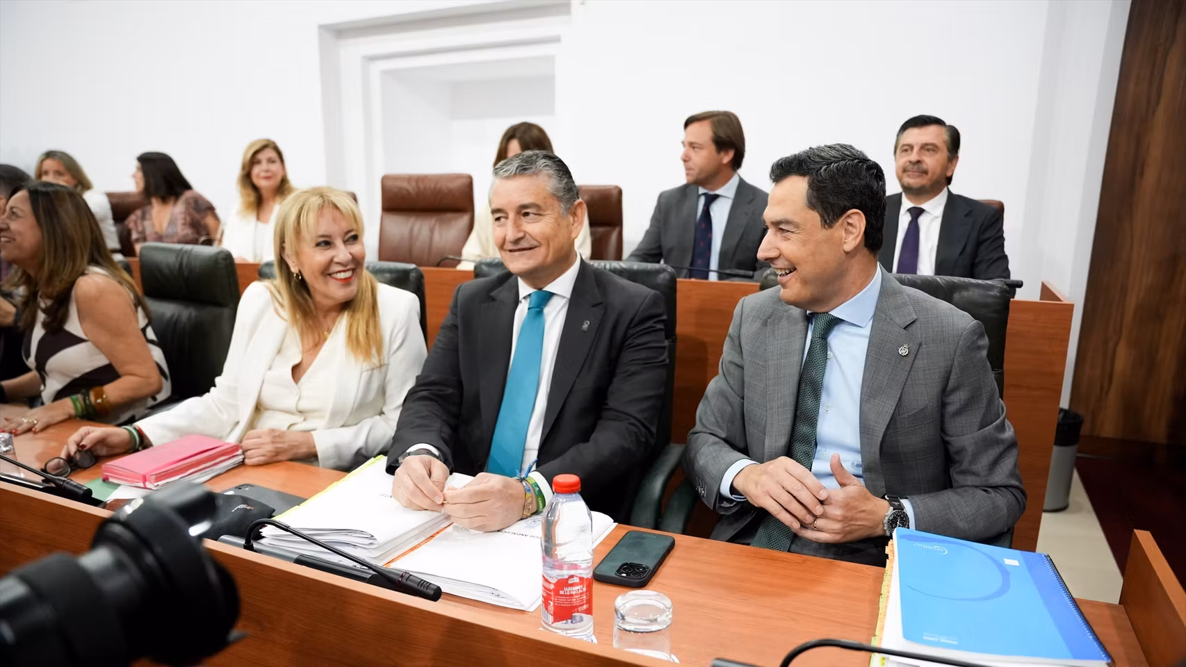El presidente de la Junta, Juanma Moreno, junto a Antonio Sanz y Carolina España, en una imagen de archivo.