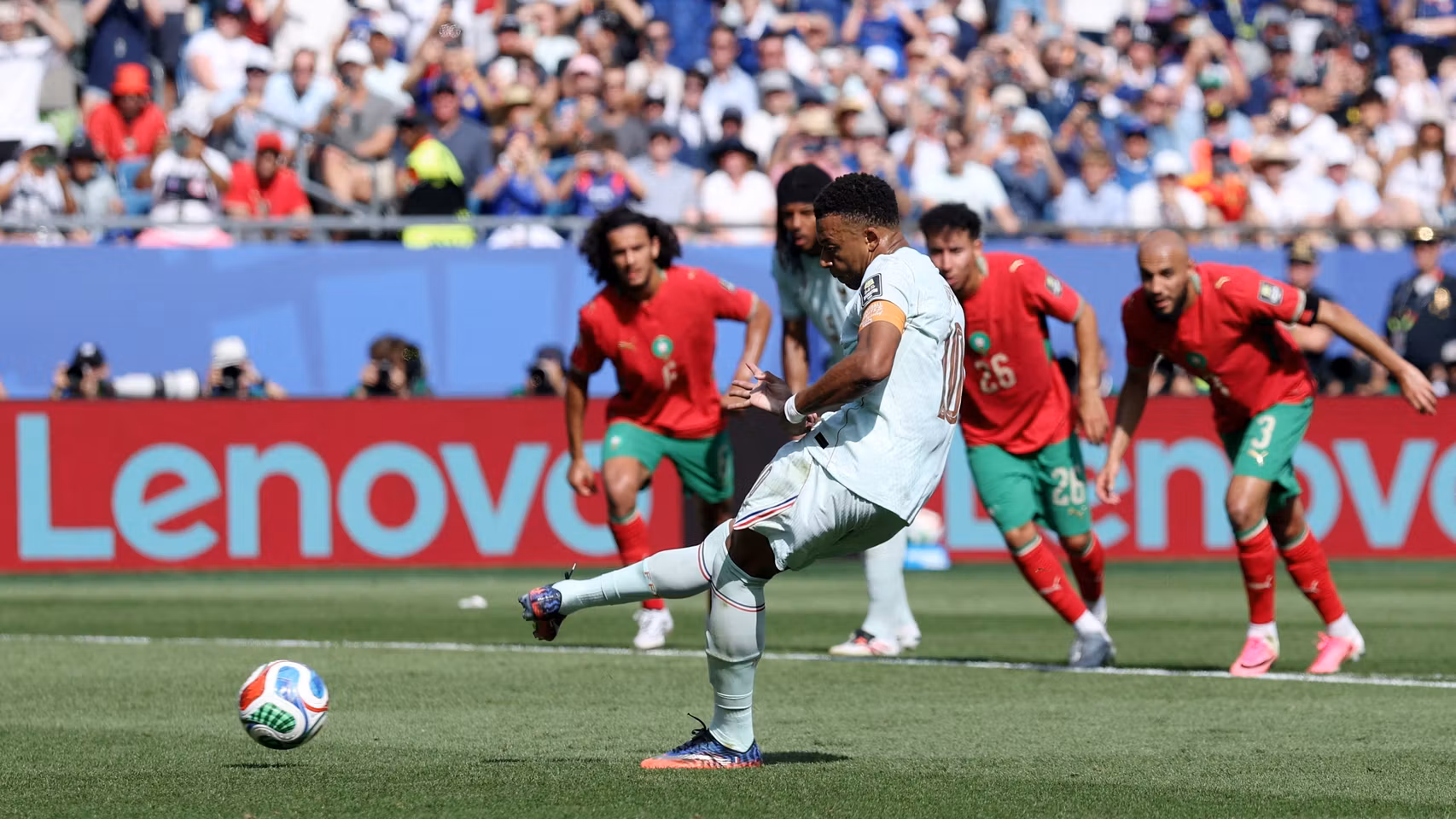 Mbappé ejecuta el penalti.