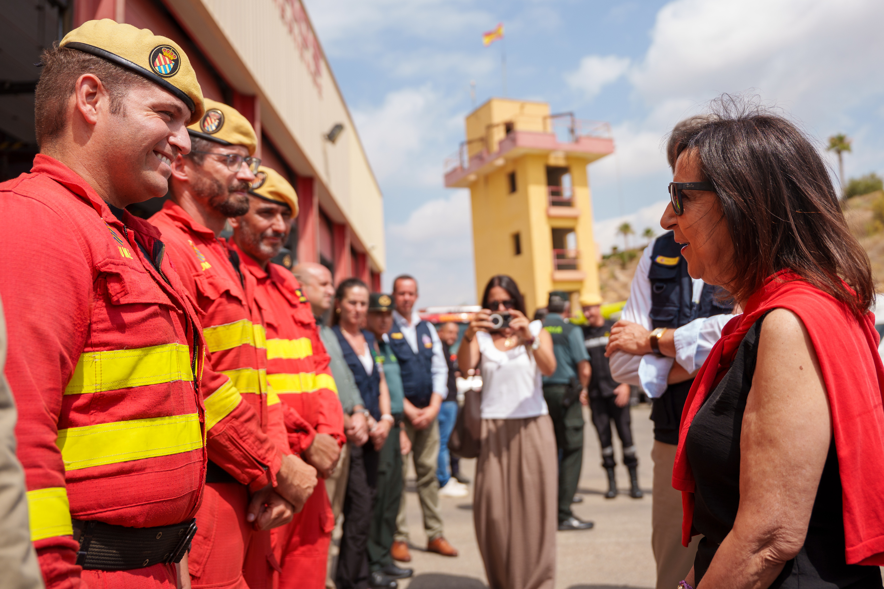 La ministra de Defensa, Margarita Robles, con miembros de la UME.
