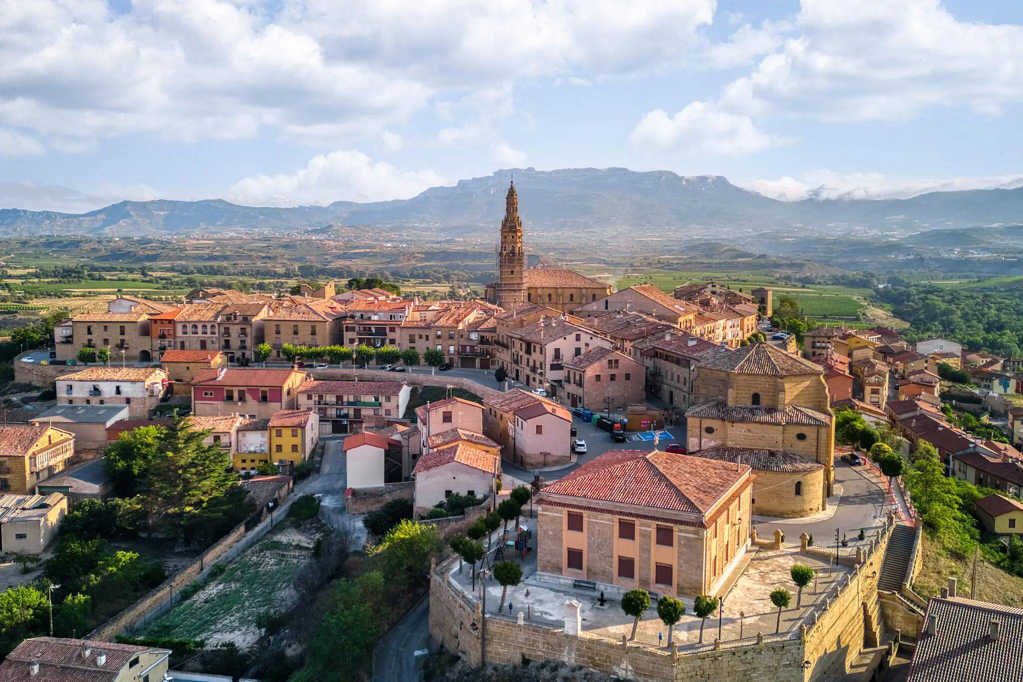 Foto: Vista panorámica de una de las villas medievales más singulares de La Rioja, coronada por su conjunto histórico y rodeada de viñedos. (Los Pueblos Más Bonitos de España)
