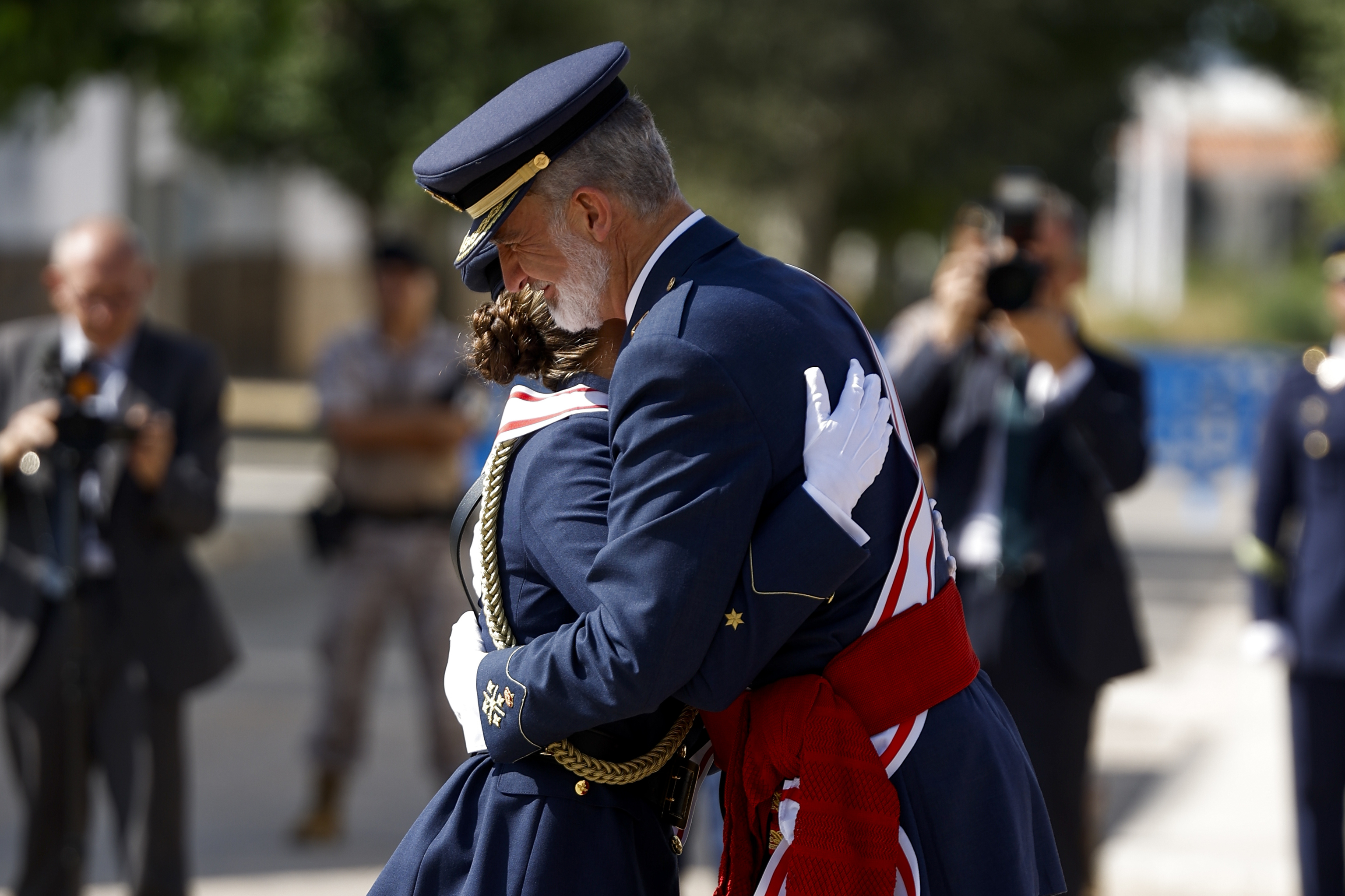 Felipe VI abraza a la Princesa Leonor tras recibir su despacho en la Academia General del Aire.