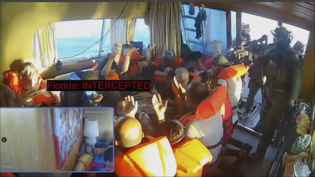 Miembros de la flotilla que iba rumbo a Gaza en octubre de 2025, en el momento de ser detenidos por militares de Israel